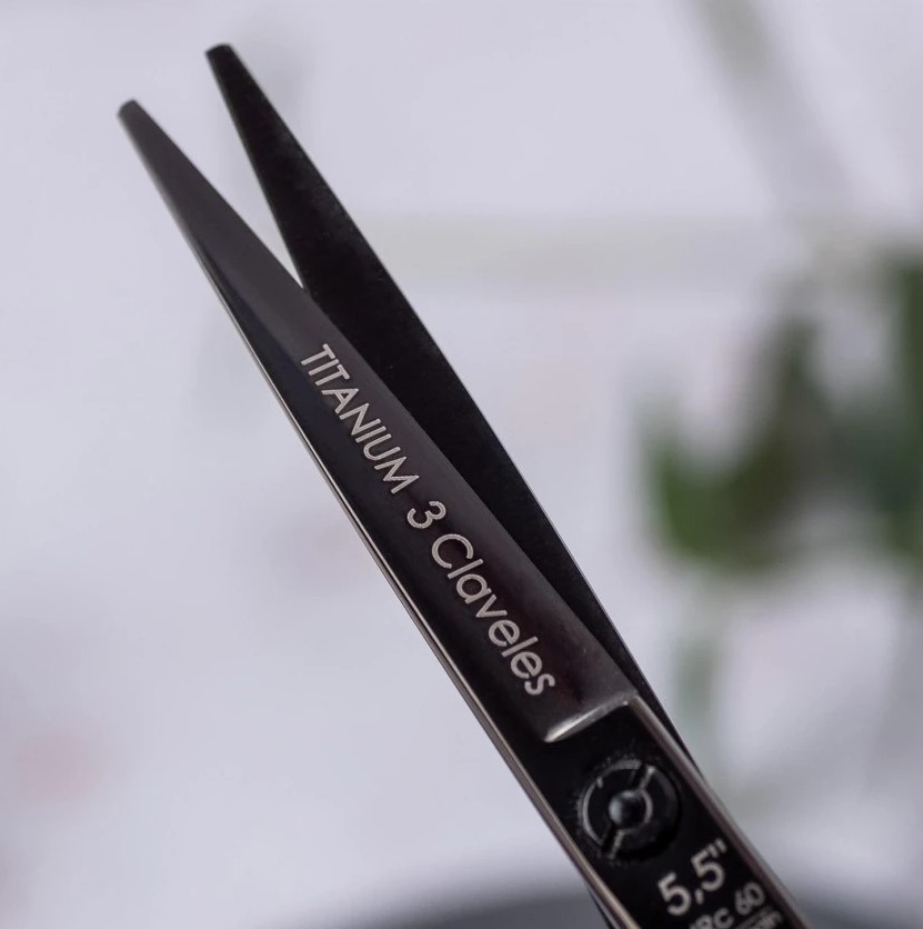 Tijera de peluqueria Titanium 5.5" con recubrimiento PVD de Nitruro de Titanio negro 3 Claveles