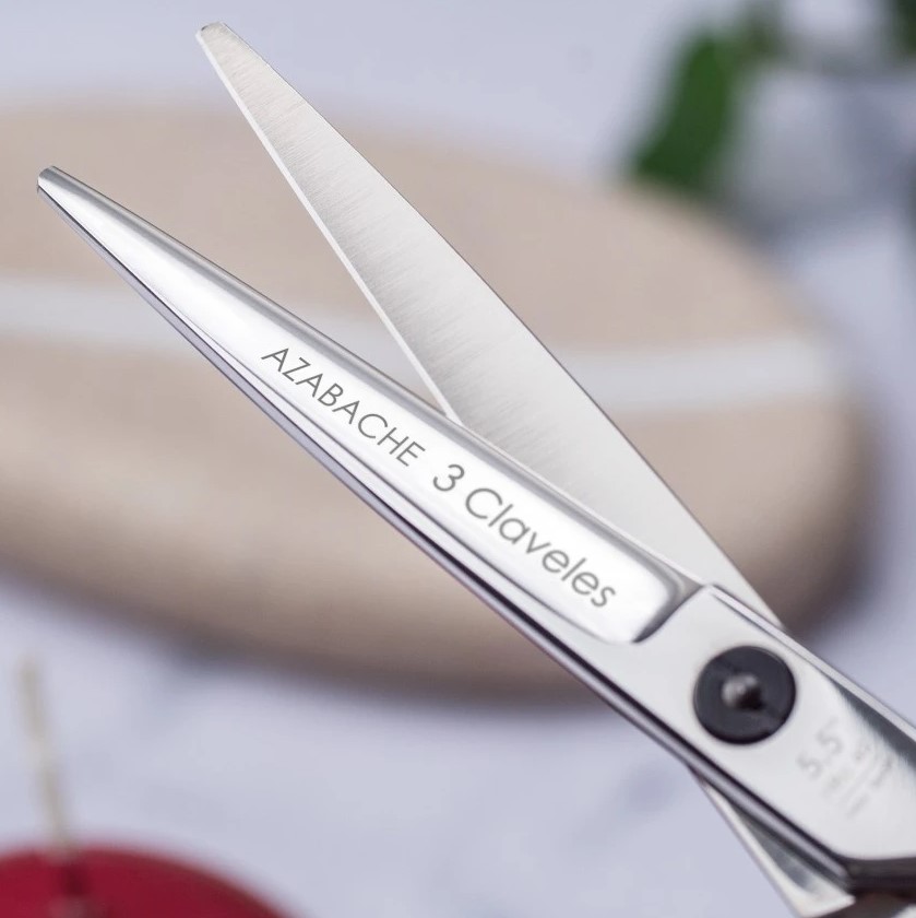 Tijera de peluqueria Azabache 5.5" con filo navaja 3 Claveles