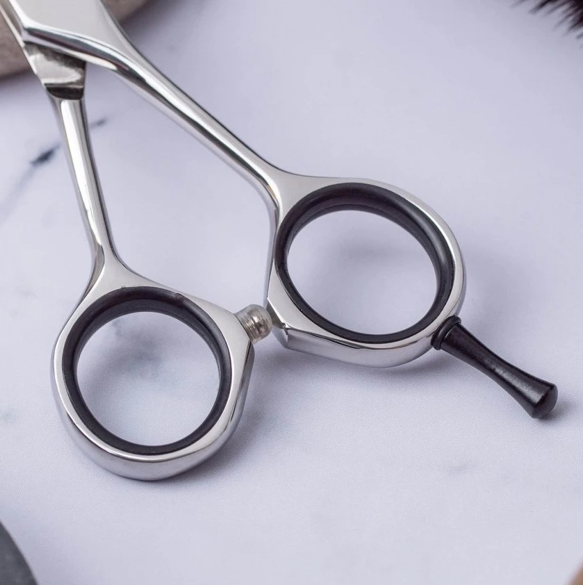 Tijera de peluqueria Azabache EN28 5.5" con filo navaja 3 Claveles