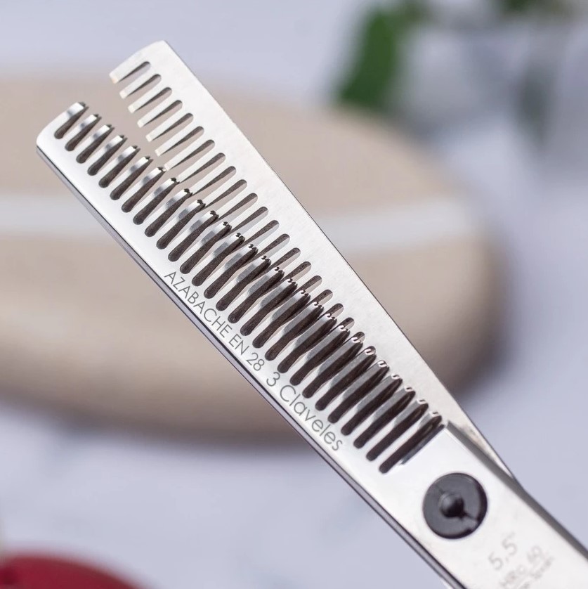 Tijera de peluqueria Azabache EN28 5.5" con filo navaja 3 Claveles
