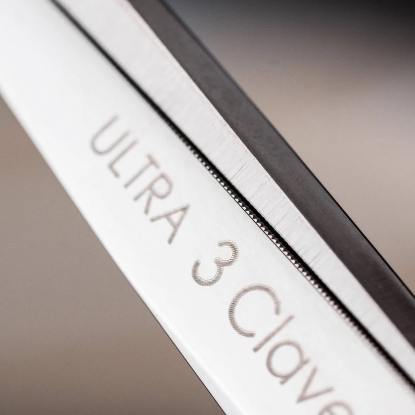 Tijera de peluqueria Ultra 5.5" con filo microdentado 3 Claveles