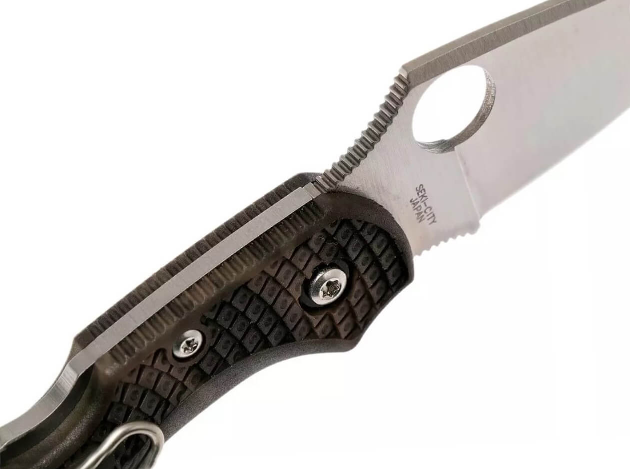 Navaja táctica Spyderco Dragonfly 2 Zome con mango de FRN camuflaje y hoja acero VG10 con filo plano.