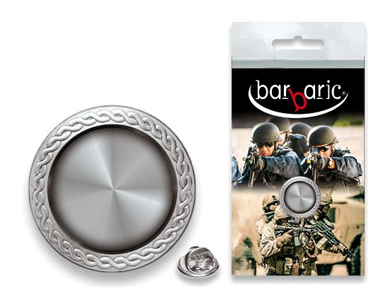 Pin de color plata con el borde biselado, diámetro de 2 cm