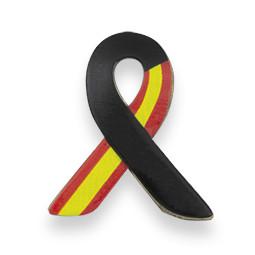 Pin con lazo mezclado con la bandera de España y el color negro