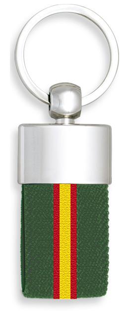 Llavero de Barbaric con franja de la bandera de España y fondo ve...