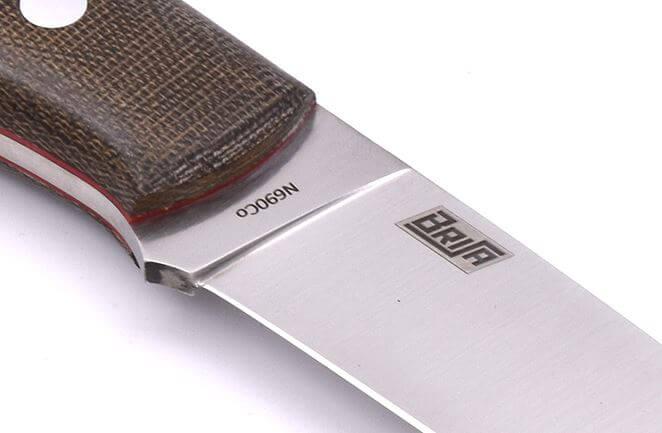 Bushcraft Brisa Trapper 95 Flachmesser mit grünem Micarta-Griff und Bushcraft-Scheide mit Feuerstein