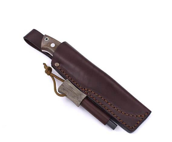 Bushcraft Brisa Trapper 95 Flachmesser mit grünem Micarta-Griff und Bushcraft-Scheide mit Feuerstein