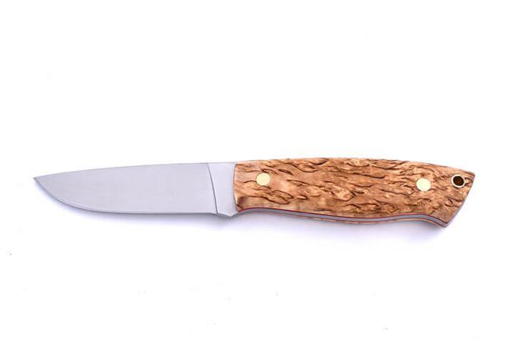 Bushcraft Brisa Trapper 95 Flachmesser mit Griff aus stabilisiertem Maserbirkenholz und Bushcraft-Scheide mit Firesteel