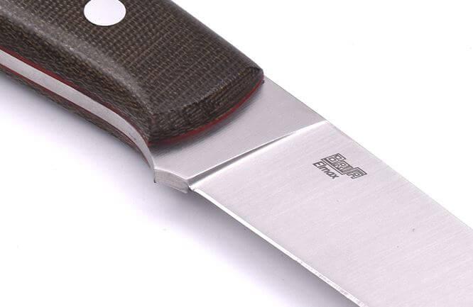 Brisa Trapper 115 mit grünem Micarta-Griff und flacher Elmax-Stahlklinge mit Bushcraft-Scheide mit Feuerstein