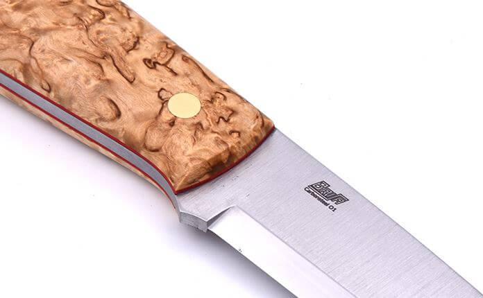 Brisa Trapper 95 mit Griff aus stabilisiertem Maserbirkenholz und Klinge aus O1-Scandi-Kohlenstoffstahl mit Bushcraft-Scheide mit Feuerstein