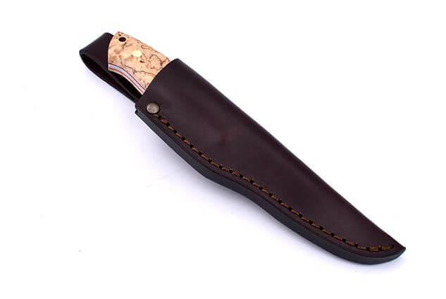 Brisa Trapper 95 con mango de madera de abedul rizado estabilizada y hoja flat de acero Böhler N690Co con funda Trapper