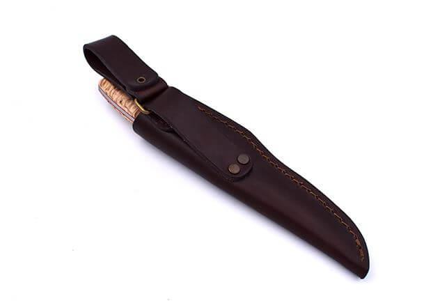 Brisa Trapper 95 con mango de madera de abedul rizado estabilizada y hoja flat de acero Böhler N690Co con funda Trapper