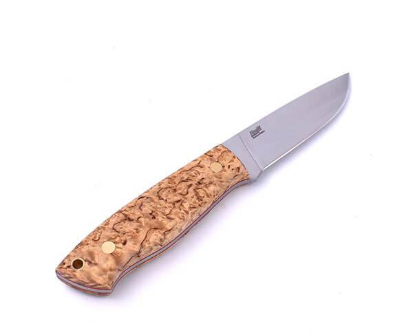 Brisa Trapper 95 con mango de madera estabilizada de abedul rizado y hoja flat de acero N690Co con funda bushcraft