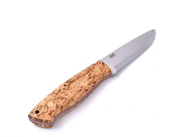 Brisa Trapper 95 avec manche en bois de bouleau ondé stabilisé et lame en acier scandi N690Co avec étui bushcraft avec silex
