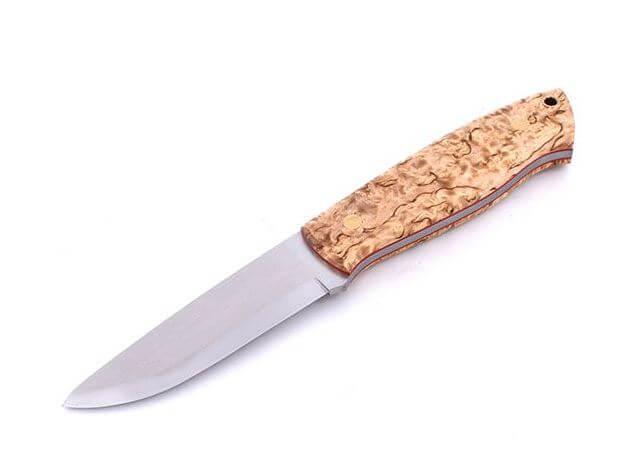 Brisa Trapper 95 avec manche en bois de bouleau ondé stabilisé et lame en acier scandi N690Co avec étui bushcraft avec silex