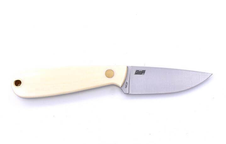 Brisa Necker 70 Neck Knife mit elfenbeinfarbenem Micarta-Griff mit Lederscheide
