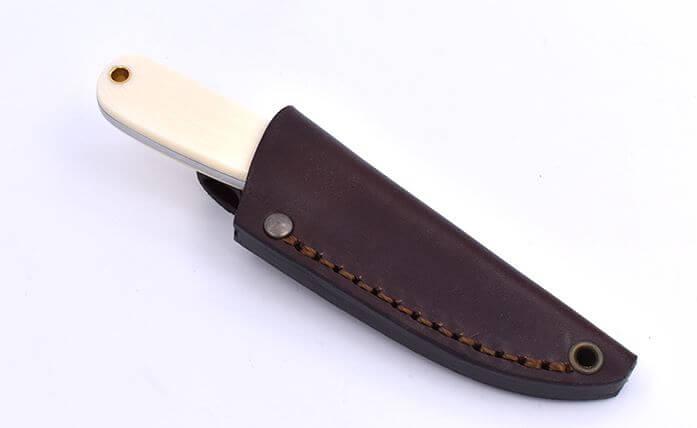 Brisa Necker 70 Neck Knife mit elfenbeinfarbenem Micarta-Griff mit Lederscheide
