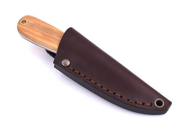 Cuchillo de cuello Brisa Necker 70 con puño de madera de olivo con funda de piel