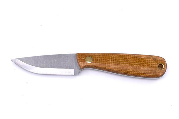 Cuchillo de cuello Brisa Necker 70 Scandi con puño de micarta mostaza y funda de piel