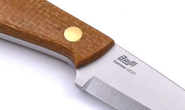 Cuchillo de cuello Brisa Necker 70 Scandi con puño de micarta mostaza y funda de piel