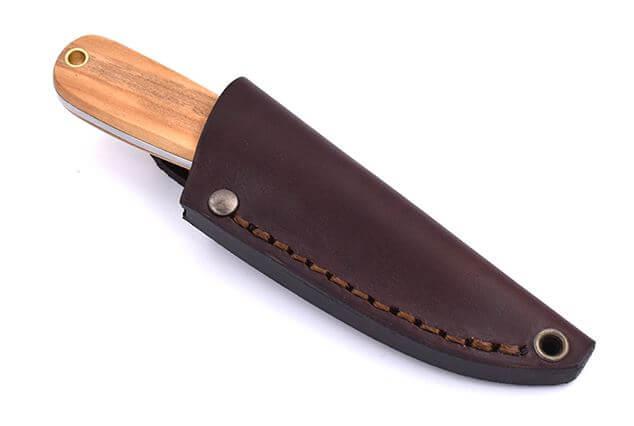 Brisa Necker 70 Scandi Neck Knife mit Olivenholzgriff und Lederscheide