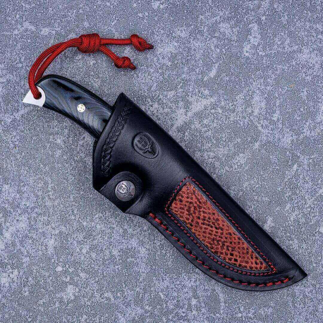 Muela Husky 10MB with steel blade with blue and black micarta handle