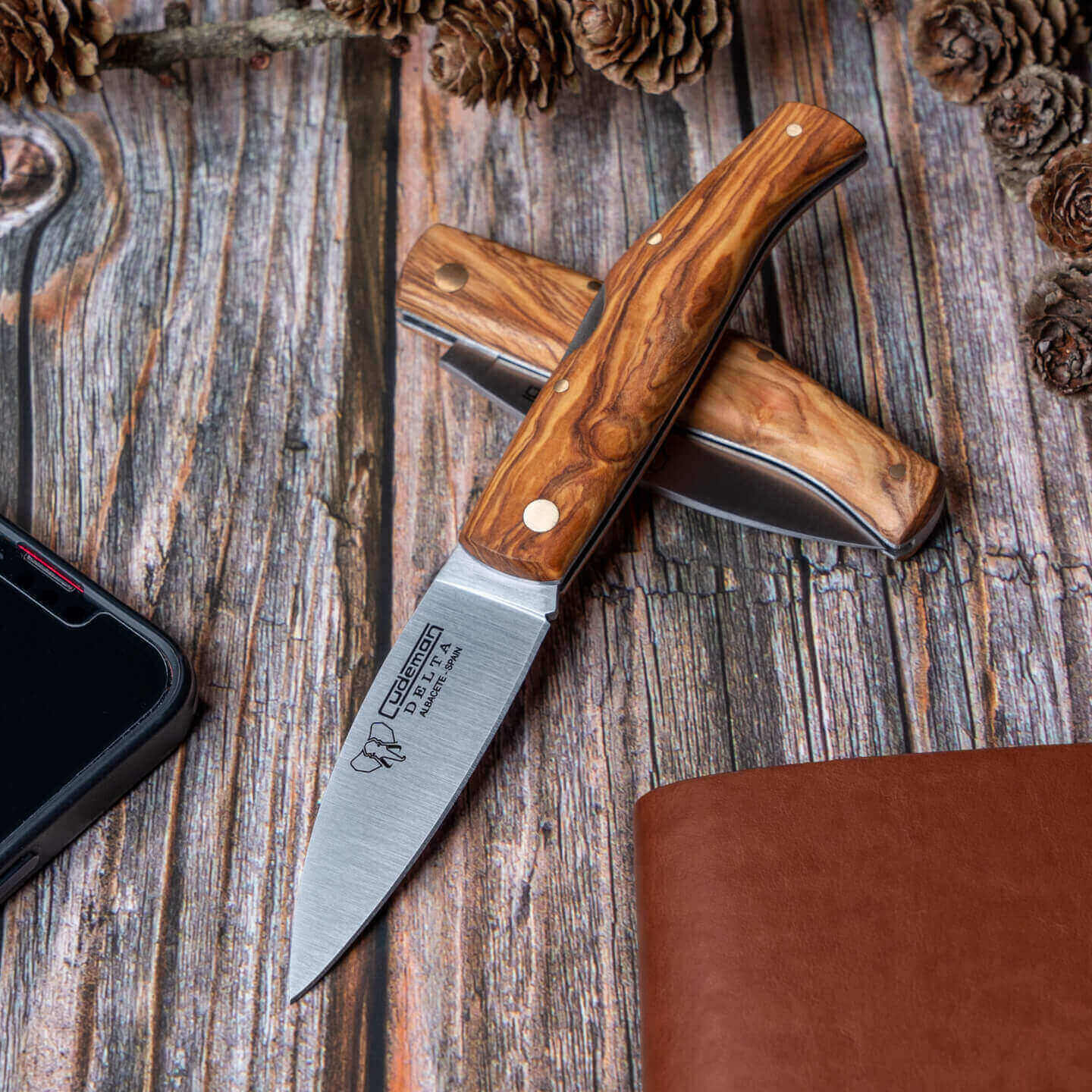 Couteau de poche Cudeman Delta avec manche en bois d'olivier avec serrure