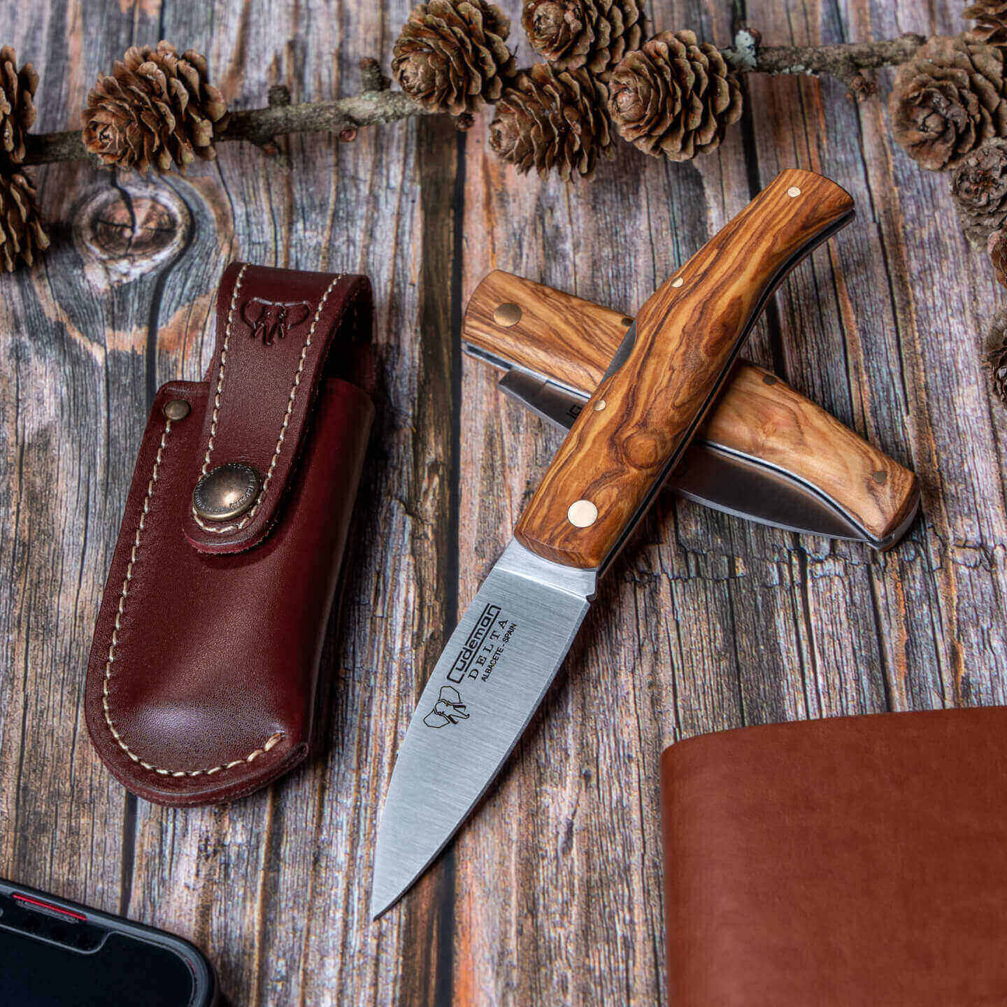 Canivete Cudeman Delta com cabo de madeira de oliveira com fechadura e bainha de couro