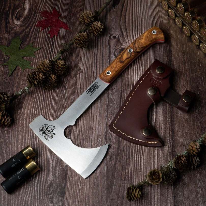 Hacha Cudeman Eagle con mango de madera de olivo y hoja de acero Böhler N695