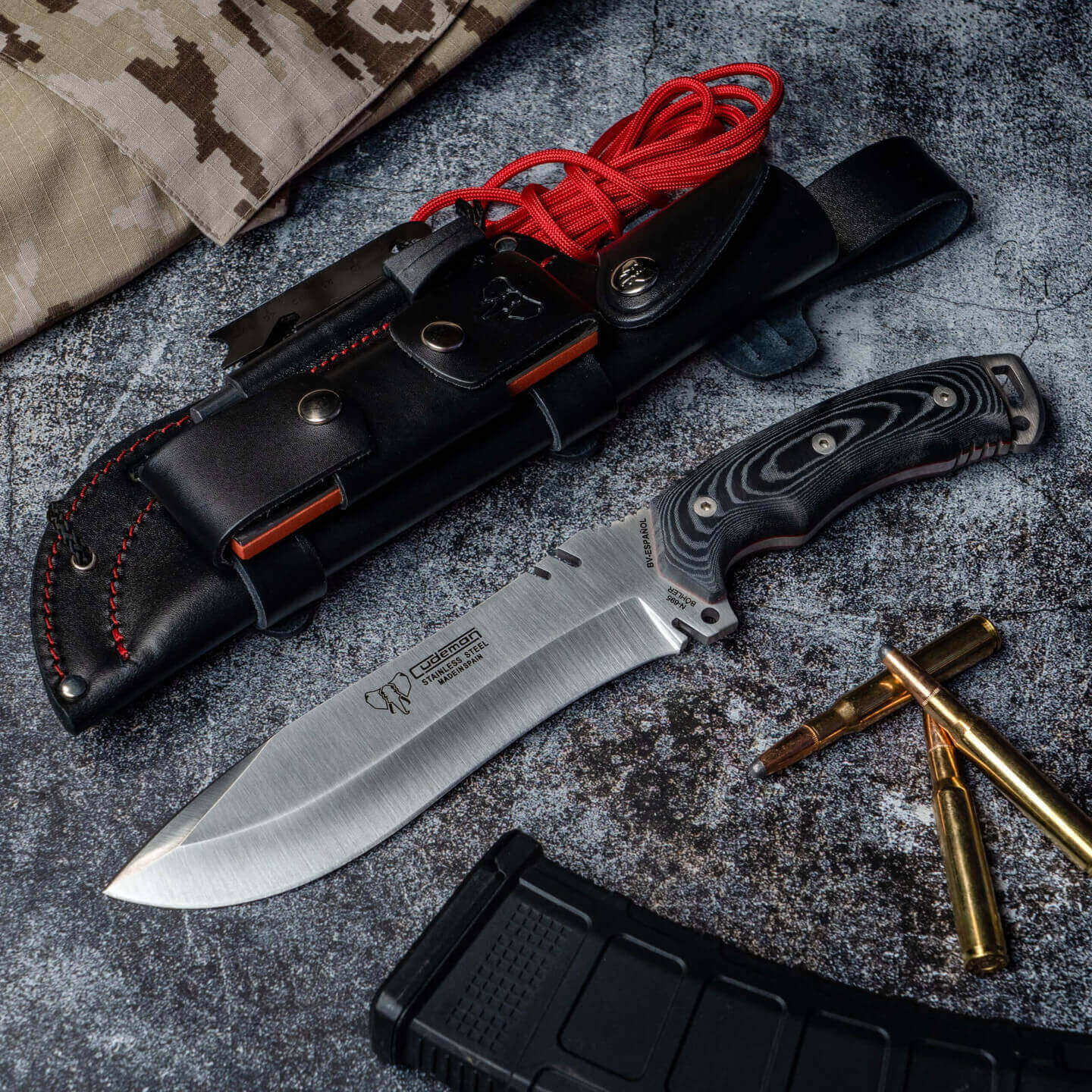 Couteau Boina Verde Español avec manche en micarta noir. Étui complet en cuir.