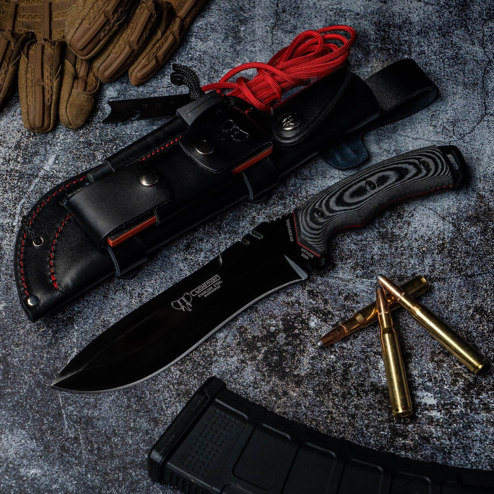 Boina verde español Messer mit schwarzem Micarta Griff. Schwarz Klinge von 18 cm. Voll Lederscheide.