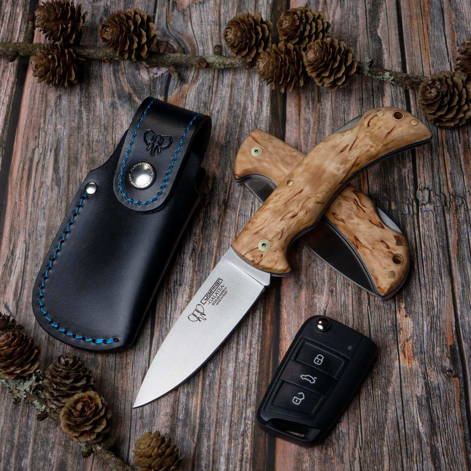 Couteau de poche Cudeman Galatea avec manche en bouleau frisé et étui en cuir.