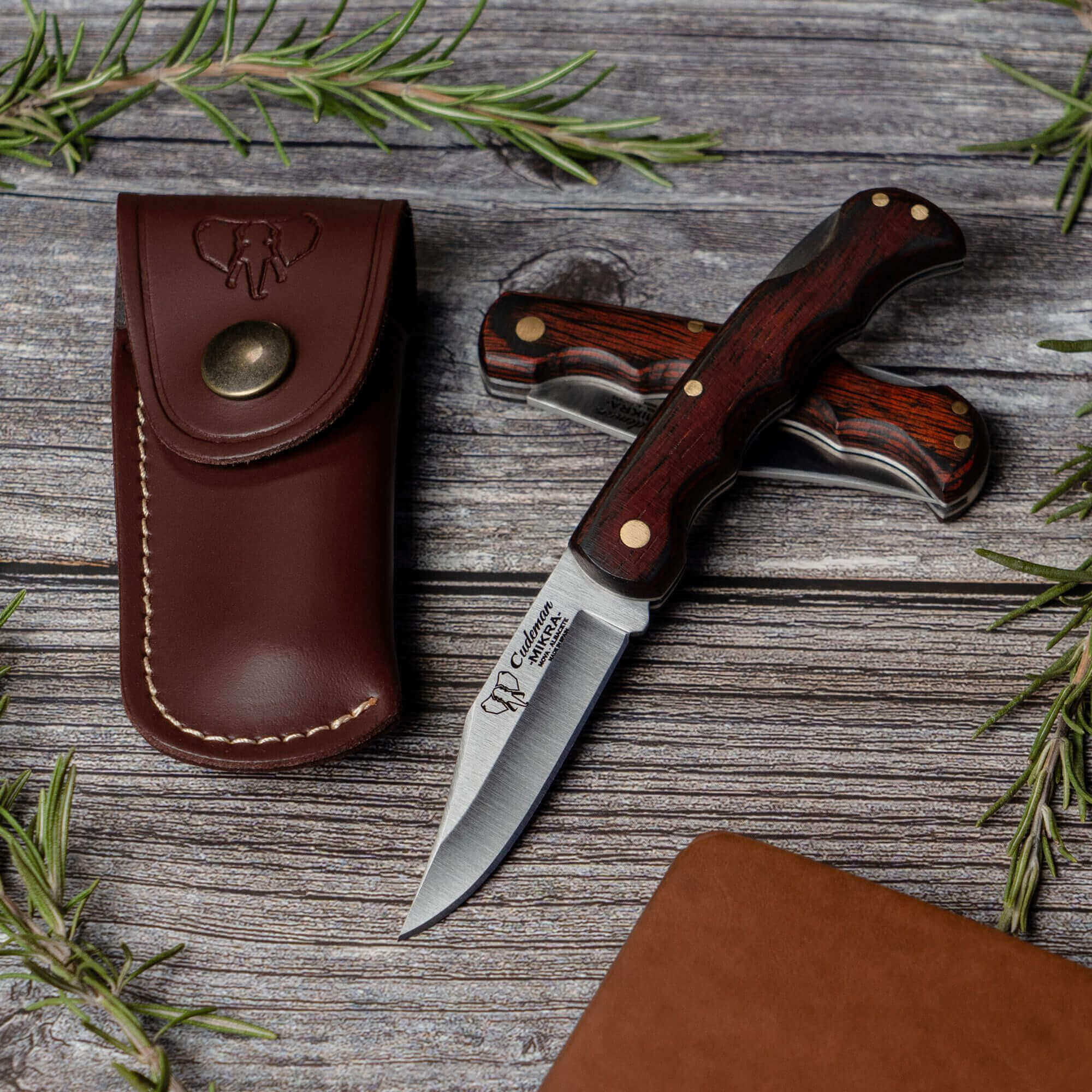 Cudeman Jagdmesser. Rote Ausdauer Griff. Klinge 6,5 cm. Inklusive Lederscheide