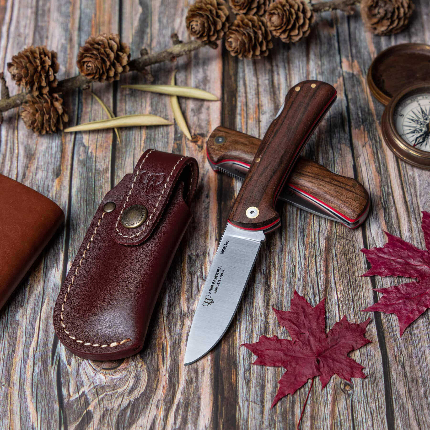 Couteau de poche Cudeman avec manche en bois de noyer. Livré avec étui en cuir.