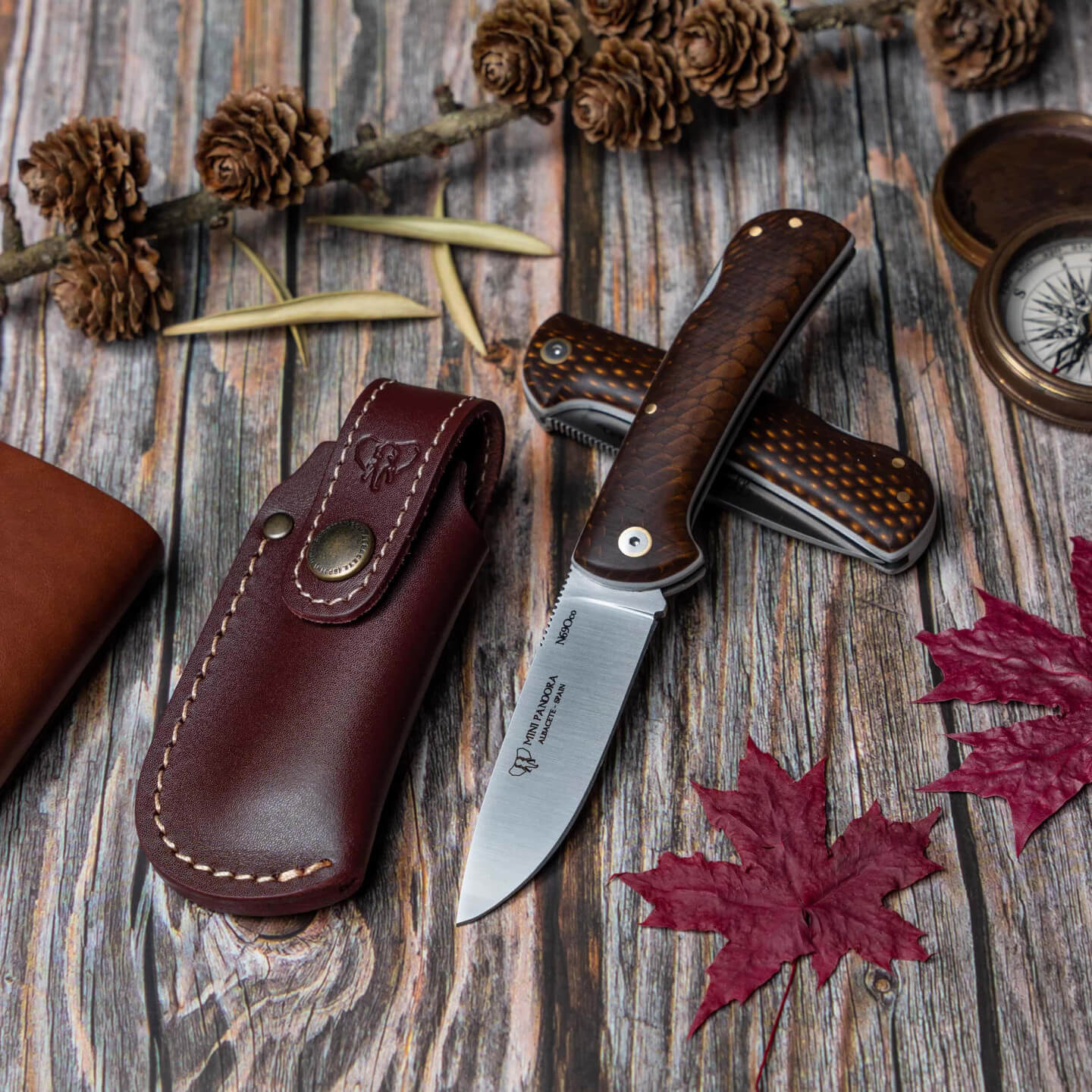 Couteau de poche Cudeman avec manche en bois de juma brun. Livré avec étui en cuir.