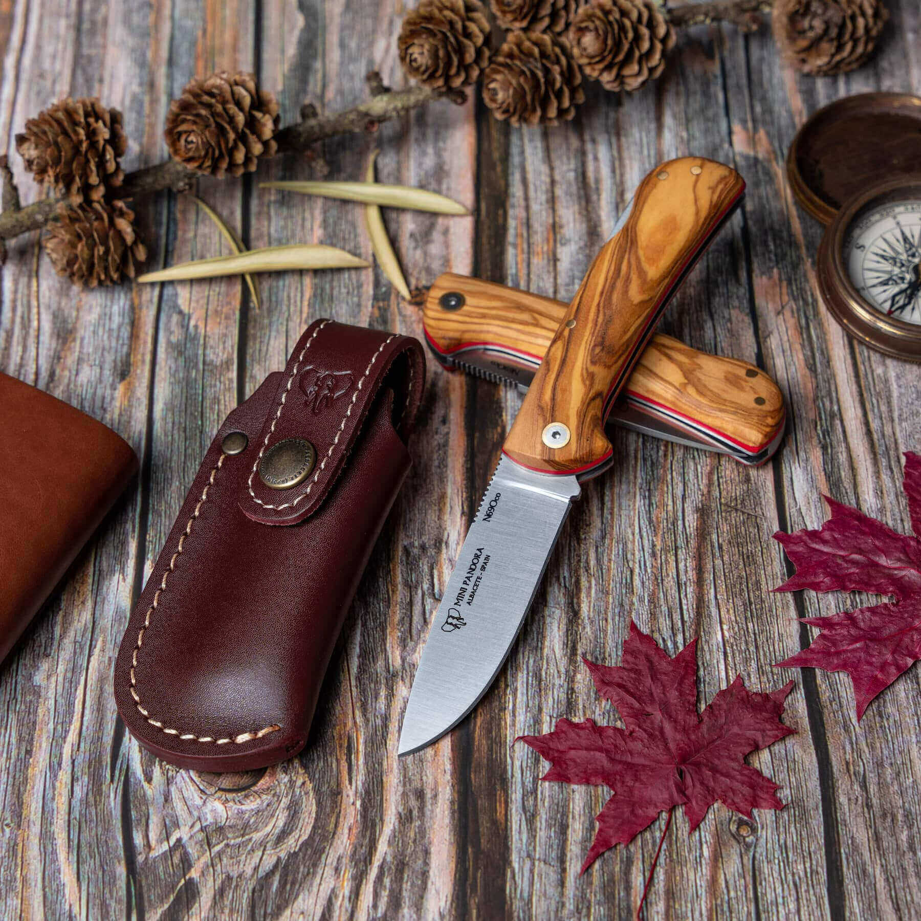 Navaja Cudeman con mango de madera de olivo. Incluye funda de cuero.