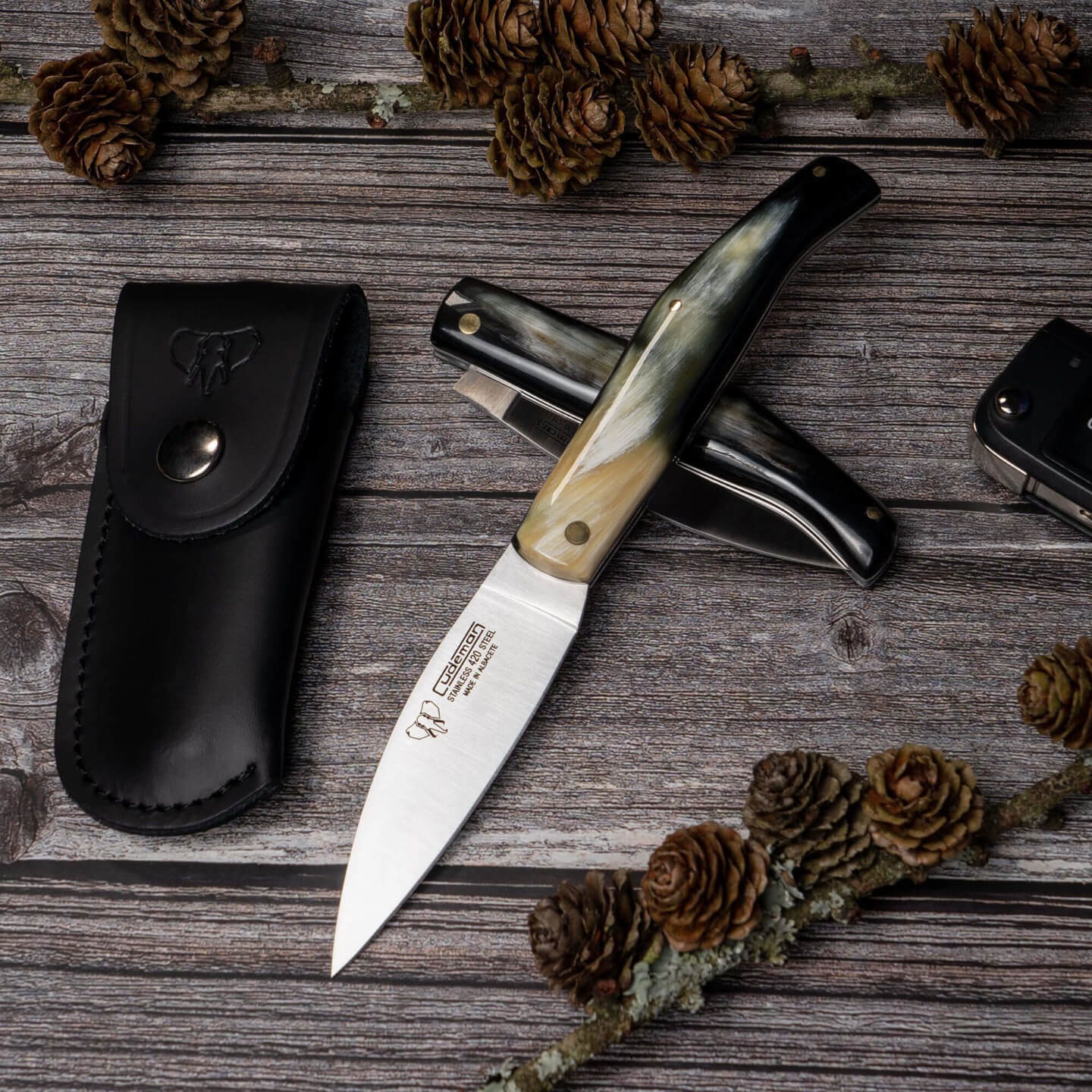 Canivete Cudeman. Cabo em chifre de touro polido. Inclui bainha em pele.