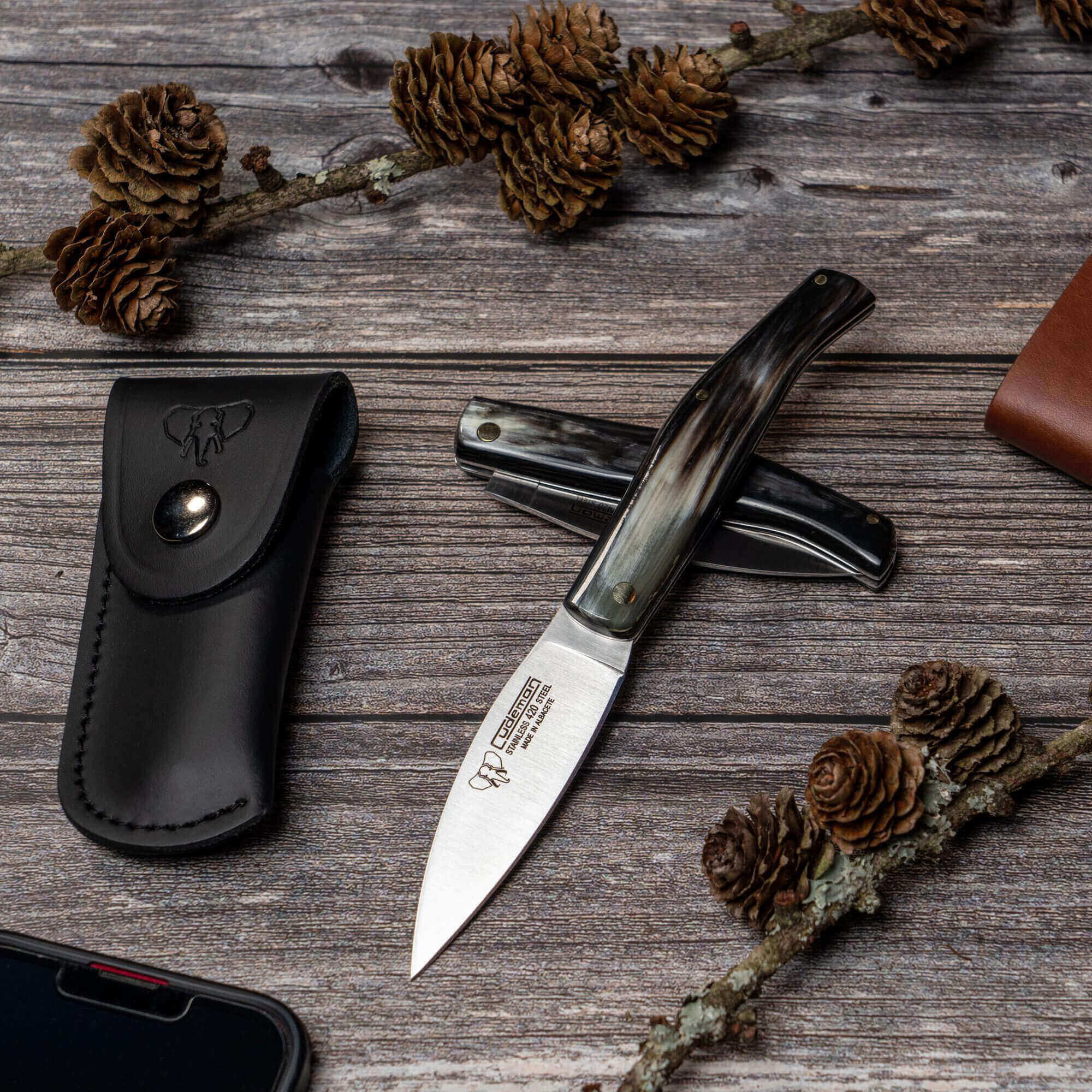 Navaja campera Cudeman. Mango asta de toro pulida. Incluye funda de cuero.