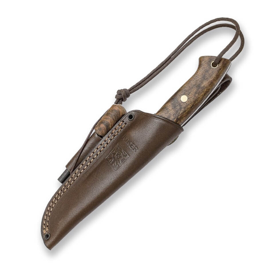 Cuchillo Joker Ranger con mango de madera de nogal y filo plano. Incluye funda de vaquetilla con pedernal.