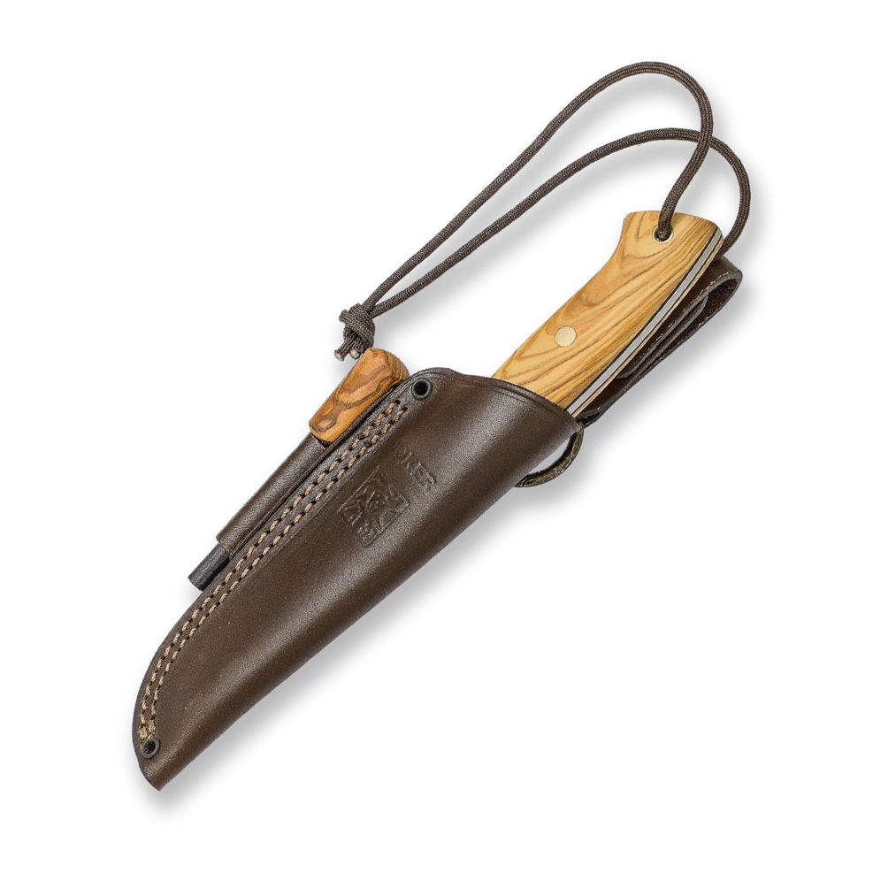 Coltello Joker Ranger con manico in legno d'ulivo e bordo piatto. Include fodero in pelle di vacchetta con pietra focaia.