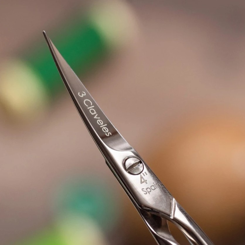 3 Claveles Tesoura de bordar curva de 4"