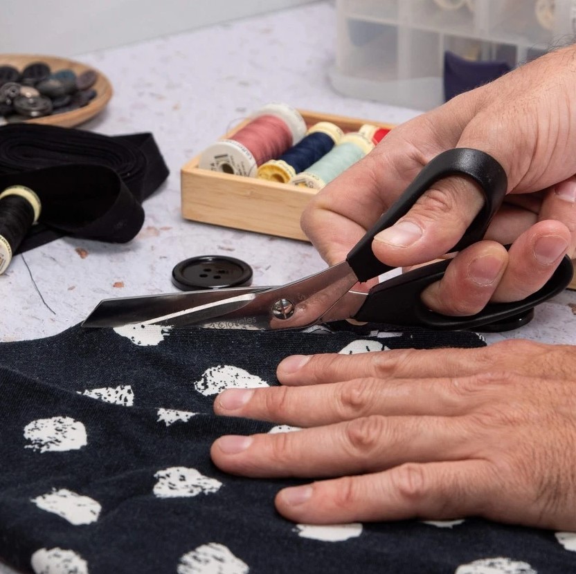 Tijeras BH Varios usos de 19 cm con mango de nylon negro 3 Claveles