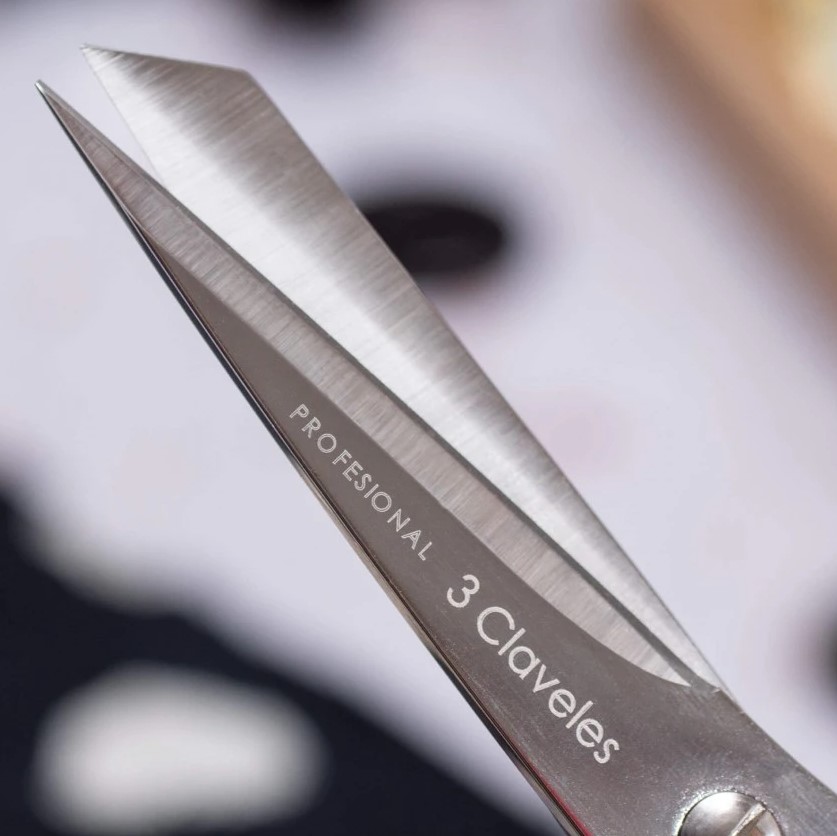 Tijeras BH Varios usos de 22 cm con mango de nylon negro 3 Claveles