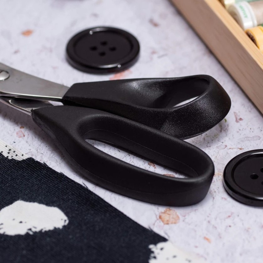 Tijeras BH Varios usos de 22 cm con mango de nylon negro 3 Claveles