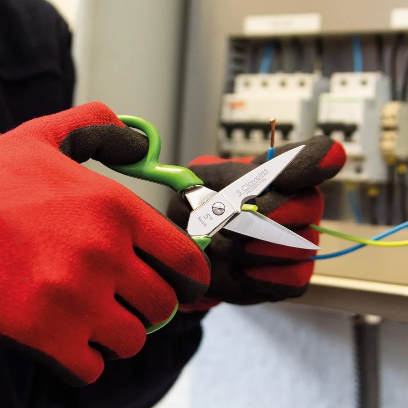 Tijeras electricista clásica profesional de 12,5 cm con mango de PVC aislante verde  3 Claveles