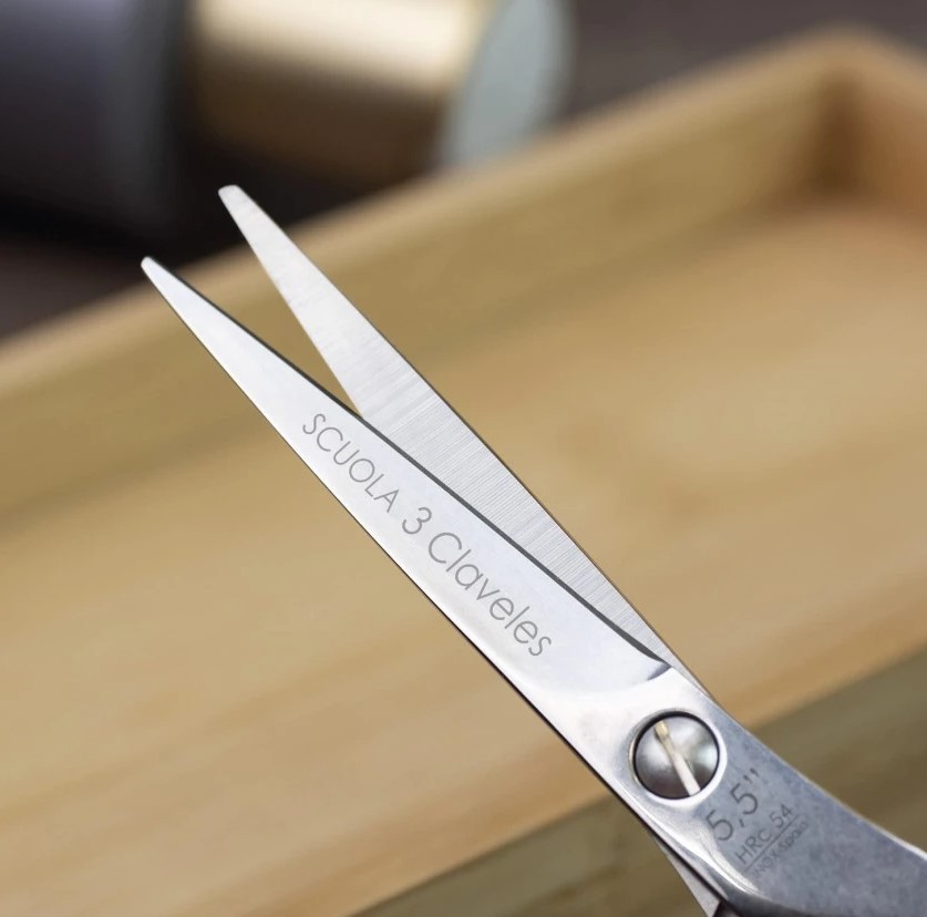 Tijera de peluqueria Scuola 5.5" con filo microdentado y apoyadedos 3 Claveles