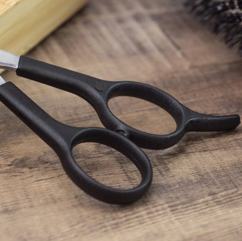 Tijera de peluqueria Scuola 5.5" con filo microdentado y apoyadedos 3 Claveles