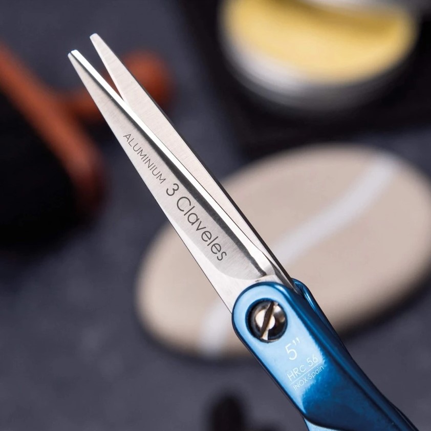 Tesoura de cabeleireiro duralumínio azul 5" com fio macio 3 Claveles