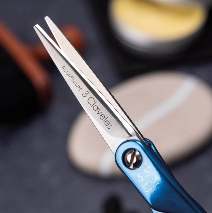 Tijera peluquería Duraluminium azul 5.5" con filo suave 3 Claveles