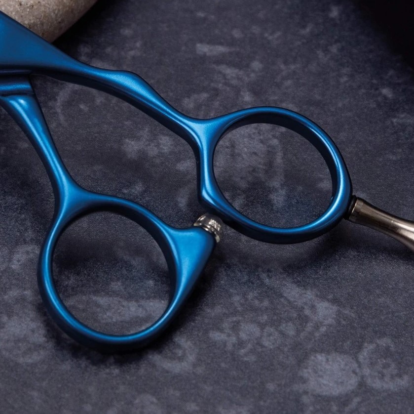 Tijera peluquería Duraluminium azul 5.5" con filo suave 3 Claveles
